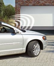 EFFIZIENTE LÖSUNG GESUCHT? ROLLTORE SIND DIE ANTWORT
Rolltore zeichnen sich insbesondere durch die Möglichkeit des Platzsparens aus. Somit geht beim Öffnen dieser Tore kaum wertvoller Platz verloren. Ganz gleich ob Rolltor oder Rollgitter – beide Bauelemente wickeln sich im Deckenbereich ein und sorgen somit für Rangierfreiraum, auch bei der Nutzung von hohen Staplern innerhalb der Halle.