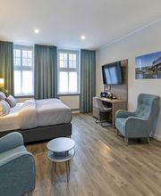 30 m² Komfort Doppelzimmer Nr. 12 im Haupthaus (1. Etage): Maximaler Schlafkomfort im 1,80 x 2,10 m Überlängen-Bett mit Komfortmatratze und XL-Decken. Inklusive 55″-Smart-TV, Qi-Ladestation, Laptopsafe sowie Bad mit XL-Tüchern und viel Ablagefläche