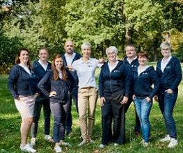 Team Region Bautzen-Görlitz, bestehend aus 9 freundlich lächelnden Personen. Sie stehen alle im Grünen.
