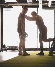 Individuelle Betreuung und Haltungskorrektur beim Training - David Nikolaitschik - Personal Trainer in Mannheim
