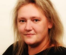 Portrait der Teamassistentin Sandra Mehaux. Eine Frau mit mittellangen, blonden Haaren.