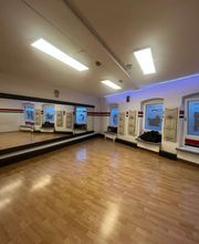TA WingTsun Linden-Limmer - Großer Trainingssaal mit Spiegelwand, hellem Boden, Übungsflächen und moderner Ausstattung für Selbstverteidigung, Kampfkunst und Bewegungsunterricht.