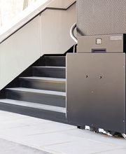 Der Lifta Plateau Optimo ist ein vielseitiger Plattformlift für Rollstuhlfahrer und Personen mit Gehhilfe. Er ermöglicht die sichere Überwindung von Treppen im Innen- und Außenbereich und eignet sich sowohl für gerade als auch für kurvige Treppenverläufe. Selbst bei engen Platzverhältnissen lässt sich der Lift flexibel einsetzen.

Die rutschfeste Plattform, eine intuitive Bedienung mit Informationsdisplay und Sprachausgabe sowie zahlreiche Sicherheitsfunktionen sorgen für eine komfortable Nutzung im Alltag. Dank maßgefertigter Schienenführung passt sich der Plateau Optimo optimal an die bauliche Situation an und bietet eine zuverlässige Lösung für barrierefreie Mobilität in privaten und öffentlichen Gebäuden.