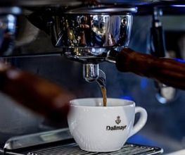 Frischer Espresso läuft aus der Siebträgermaschine.