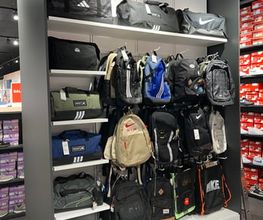 Auswahl an Sporttaschen und Rucksäcken. Abgebildete Produkte, Preise, Aktionen und Verfügbarkeiten können je nach Zeitpunkt und Standort variieren.