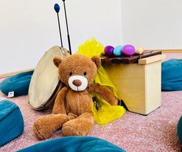 Musikbereich mit Teddybär, Trommel, Xylophon und bunten Rhythmusinstrumenten - Luft(T)raum Leipzig