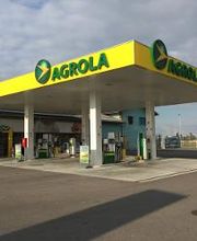AGROLA Tankstelle in Payerne; mit TopShop; Schatten auf Platz im Vordergrund; Tankstelle üebrdacht; mehrere Tanksäulen