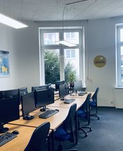 Schulungsraum mit mehreren PC-Arbeitsplätzen.
