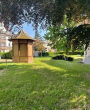 grüner Park mit einem kleinen Häuschen
