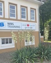 Ein Gebäude mit einem WBS Training Schild