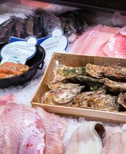 Metzgerei, Frische Fische & Käse
An unserer Frischetheke erwarten Sie unsere Mitarbeiter mit einem umfangreichen Angebot an diversen Leckereien und beraten Sie natürlich auch gerne über die unterschiedlichen Produkte.

Von unserem Partner „Südbayrische Fleischwaren“ werden wir täglich mit frischem Fleisch beliefert. Die finale Verarbeitung geschieht jedoch hier bei uns in der hauseigenen Metzgerei. So erhalten Sie bei uns zum Beispiel auch leckere Grillspezialitäten oder diverse Salate für Ihre gemütliche Grillfeier. Hervorzuheben sind auch unsere Premium-Fleischsorten, beispielsweise aus Argentinien und Uruguay.
