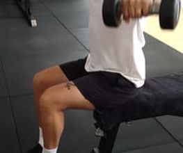 LIFE PERFORMANCE TRAINING | Personal Training Nürnberg - Sitzendes Seitheben mit Kurzhanteln auf der Hantelbank, isoliertes Training für seitliche Schultern und definierte Deltamuskulatur.