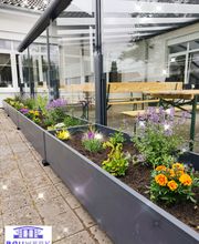 Windschutz mit Blumenkasten