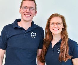 Freundliches Team der Kieferorthopädie Dr. Lukas Mertens in Bergheim – Ihre Experten für Zahnspangen und moderne Kieferorthopädie.