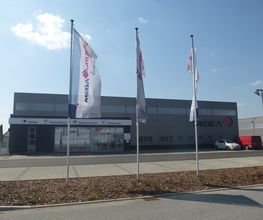 Standortbild Eingang mit Fahnen, MEGA eG Bautzen, Großhandel für Maler, Bodenleger und Stuckateure