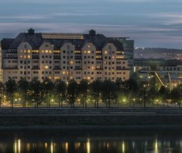 Außenansicht des Maritim Hotels Dresden: Prächtiges Gebäude an der Elbe, verbindet historische Architektur mit modernem Komfort, ideal gelegen für Tagungen und Events.