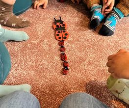 Kinder entdecken spielerisch Marienkäfer und erleben gemeinsames Lernen im Kreis - Luft(T)raum Leipzig