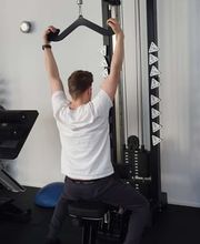 LIFE PERFORMANCE TRAINING | Personal Training Nürnberg - Person beim betreuten Latziehen an moderner Kraftstation in einem privaten Trainingsstudio in Nürnberg. Das Bild steht für saubere Technik, betreutes Krafttraining und effektiven Muskelaufbau mit Anleitung.