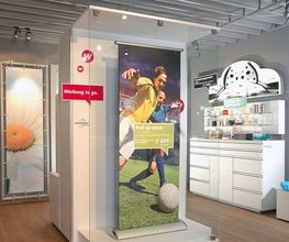 Innenansicht der Abteilung für Roll Ups und Aufsteller. Showroom von DIE2 Werbung + Marketing aus Quickborn, in Schleswig-Holstein.