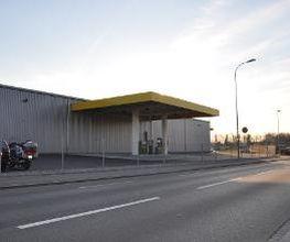 AGROLA Tankstelle in Oberbüren; überdacht an Gebäudefassade; durch Zaun von Autostrasse gesperrt
