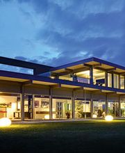 Willkommen in unserem Küchenstudio – hier sorgen wir mit persönlicher Beratung und professioneller Küchenplanung dafür, dass Ihre Traumküche Wirklichkeit wird. Ob Hobby-Koch, Designfan oder Chef de Cuisine – wir finden die passende Lösung, perfekt zugeschnitten auf die Bedürfnisse unsere Kundinnen und Kunden. In unserer Ausstellung finden Sie ein breites Angebot an Top-Markenherstellern. Unser Sortiment reicht von der Einbauküche über Kücheninseln und Landhausküchen bis hin zu Spülen, Armaturen und Einzelgeräten. Im persönlichen Beratungsgespräch finden wir heraus, was Ihre neue Küche können muss – und erklären Ihnen, worauf es bei Planung ankommt. Dazu erwartet Sie ein Top-Service!