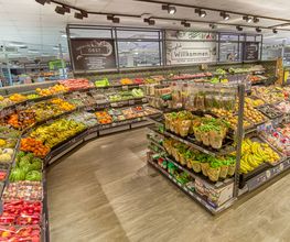 Obst und Gemüse
Unser Obst und Gemüse wird täglich erntefrisch von EDEKA, sowie von unseren regionalen Lieferanten aus der Umgebung angeliefert. In unseren Convenience-Truhen finden Sie dazu frisch zubereitete Snacks, Salate und Früchte für kleine Mahlzeiten zwischendurch.
Besonderen Wert legen wir auch auf unser regionales und saisonales Obst und Gemüse – hier erfahren Sie mehr dazu. Unsere exotischen Früchte, wie Papaya, Ananas, Mangos, Melonen oder Bananen werden Sie ebenso begeistern. Ein besonderer Genuss sind auch unsere schokolierten Früchte.