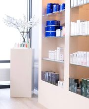 Professioneller Ästhetikbereich mit hochwertigen Pflegeprodukten und Behandlungen