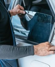 Schneller Seitenscheibenwechsel - Wir kümmern uns um alles!
Schäden an der Seitenscheibe, die durch Einbruch, Vandalismus oder Unfälle verursacht werden, sind in der Regel schwerwiegender als solche die durch einen Steinschlag verursacht werden. Selbst kleinere Schäden können nicht repariert werden, da die meisten Seitenscheiben nicht aus Verbundglas hergestellt sind. In solchen Fällen tauschen wir Ihre Scheibe sehr gerne aus.