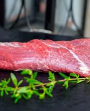 Zart, feinfasrig und unglaublich aromatisch – das Teres Major Steak gilt als Geheimtipp unter Kennern. Es stammt aus dem Schulterbereich des Rindes und erinnert geschmacklich an Filet, jedoch mit etwas mehr Charakter und Biss. Bei der Metzgerei Gränitz erhalten Sie ausgewähltes Teres Major, perfekt pariert und ideal zum Kurzbraten oder Grillen. Außen kräftig angeröstet, innen saftig rosa – so entfaltet dieses edle Stück Fleisch seine volle Eleganz auf dem Teller. Wer ein besonderes Geschmackserlebnis sucht, sollte unbedingt Teres Major kaufen und den feinen, nussigen Ton genießen, der nur bei bester Reifung entsteht.