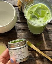 First Flush Ceremonial Grade Matcha aus Japan
Der zeremonielle Matcha ist für den gehobenen Matcha-Genuss und geeignet für eine Japanische Teezeremonie. Die Teeblätter werden 25 bis 30 Tage vor der Ernte zur Qualitätsverbesserung beschattet. Der Matcha besteht aus Tencha Blättern der 1. Ernte April/Mai.

Die Teeblätter werden in  Granitsteinmühlen zu einem feinen Grünteepulver (Matcha) zermahlen. Der Matcha weist eine satte Grünfärbung beim Matcha-Pulver und als Matcha-Schaum auf. Geschmacklich überzeugt der Ceremonial Matcha durch seinen intensiven und vollmundigen Geschmack begleitet von einer feinen Süße und Umami.

Der Matcha kann auf klassische Weise mit dem Chasen (Matcha-Bambusbesen), Chashaku (Matcha-Bambusspatel) und Chawan (Matcha-Schale) zubereitet werden und lässt sich sehr gut aufschäumen.

Anbauregion: Hauptsächlich Kagoshima auf Kyushu

Zubereitung: 
- 1-2 g pro Zubereitung (ca. 1/2-1 TL)
- Matcha Schale und Matcha-Besen (Chasen) mit heißem Wasser vorwärmen
- Matcha-Pulver in die Matcha Schale geben, mit 70-100 ml 80° warmen Wasser aufgießen und mit dem Bambusbesen aufschäumen

Zutaten: Matcha (Grüner Tee)