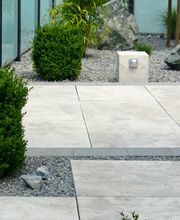 Travertinplatten im Gartenbereich