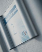 ASVG GmbH - Situationsbilder im Büro. Beschriftung des Besprechungsraums.