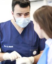 Zahnarzt bei der Behandlung Zahnarztpraxis zak10 - Zahnärzte am Klagesmarkt 10.jpg