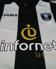 Bordado de escudo, y vinilo de impresión de la publicidad.