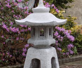 Gartendeko Steinlaterne als asiatische Garten Steinleuchte