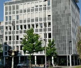 Ein Gebäude mit 6 Stockwerken