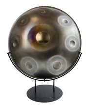 Deine Handpan liegt bei Dir im Wohn- oder Schlafzimmer in der Ecke oder auf dem Tisch herum? Dank HandpanUp ist jetzt Schluss damit! Mit dieser schmucken Handpan Halterung stellst Du Deine Handpan gebührend ins Licht. Die vertikale Positionierung in Kombination mit der sehr geringen Auflagefläche bringen die ganze Schönheit Deiner Handpan zur Geltung.

Du kannst die Magical Handpan im Handpan Showroom Aschaffenburg ausprobieren und kaufen oder bei www.Handpan.World online bestellen.