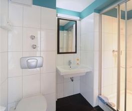Guest room bath
