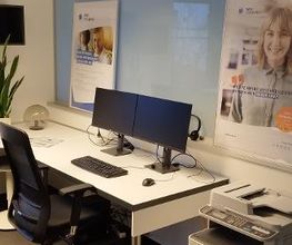 PC-Arbeitsplatz mit zwei Monitoren, Tastatur, Maus und Headset.