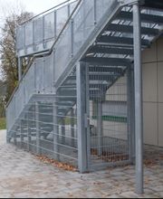 Treppeneinhausug mit Tür