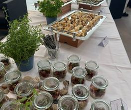 dean&david Catering | Karlsruhe - Event Buffet mit Salatgläsern, Kräutern, Wrap Röllchen, Besteck und dekorativer Präsentation für Empfang, Messe oder Firmenfeier.
