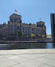 Blick vom Spreeufer auf den Reichstag.