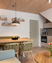 Esszimmer im Schilfdorf Maisonette Apartment mit Terasse und Balkon im BEECH Resort Plauer See