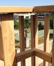 Das neue Balkongeländer wird konstruktiv vor Staunässe geschützt ...