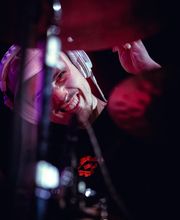 Der Schlagzeuger Silvan Strauss verbindet Virtuosität und Innovation, die er im Jazzclub Karlsruhe eindrucksvoll live präsentiert.