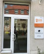 Eingangsbereich zum Standort mit Glastür.