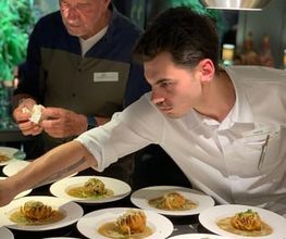 Geschlossene Gesellschaft Aufwendig angerichtetes Hauptgericht mit knusprigem Teigwerk und aromatischer Sauce, serviert bei Geschlossene Gesellschaft von Wulf Mey.