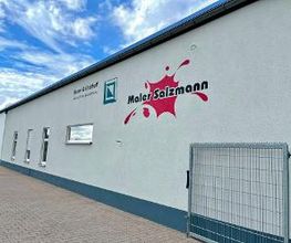 Firmengebäude von Maler Salzmann in Berka/Werra. Zum Leistungsspektrum gehören Fassadengestaltung, Wärmedämmung, Fachwerkrestaurierung, Außenanstriche sowie vielfältige Maler- und Sanierungsarbeiten.