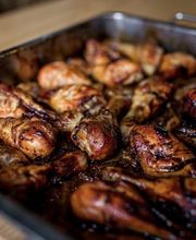 Nahaufnahme von gebratenem Hähnchen.
