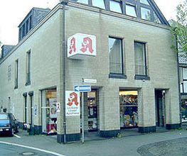Aussenansicht der Lindlarer Löwen Apotheke